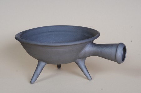 Trojnožka 5, Mstěnice 14. století, výška cca 15 cm, průměr cca 25 cm, cena 950 Kč