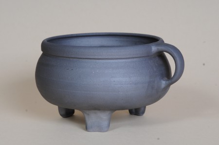 Trojnožka 3, Třebíč 15. století, výška cca 12 cm, průměr 15 cm, cena 700 Kč