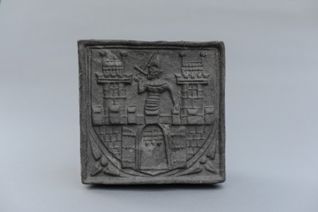 Komorový kachel 15. století, znak Nového Města pražského, rozměry 18x18x12 cm, cena 600 Kč