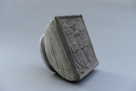 Komorový kachel 15. století, znak Nového Města pražského, rozměry 18x18x12 cm, cena 600 Kč